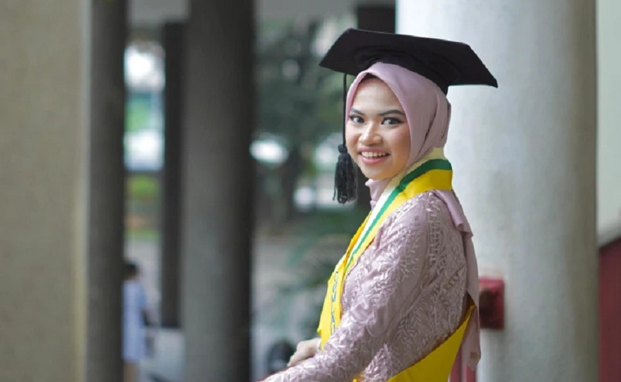 Mutiara Berhasil Lulus S1 UGM di Usia 19 Tahun