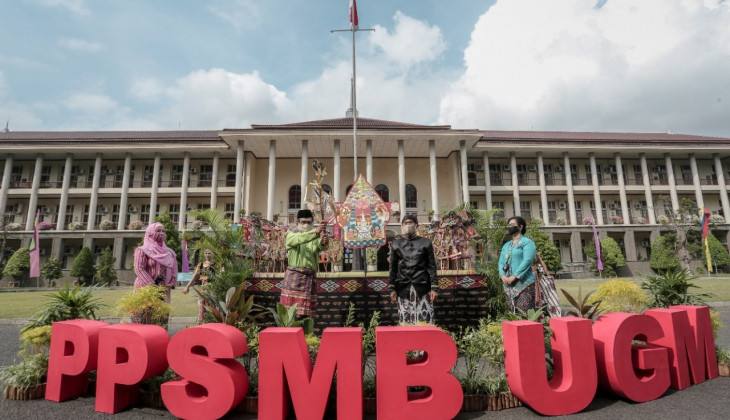 Kisah Putri, Anak Penjual Asongan Diterima Kuliah Gratis di UGM